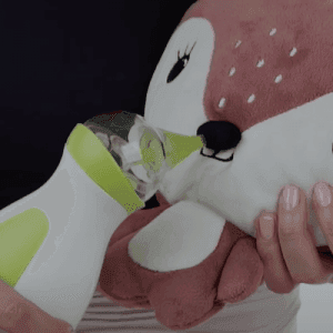 Dimostrazione dell’uso dell’aspiratore nasale portabile Nosiboo Go su un giocattolo di peluche