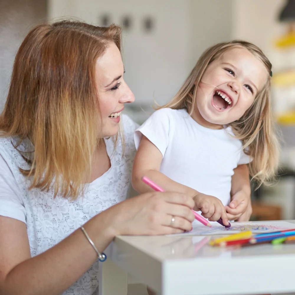 Una madre e la sua bambina disegnano insieme