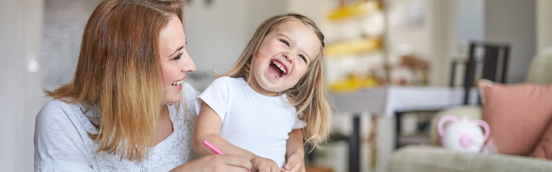 Una madre e la sua bambina disegnano insieme