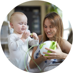 Un bambino e sua madre con l'aspiratore nasale elettrico innovativo Nosiboo Pro