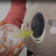 Dimostrazione dell’uso dell’aspiratore nasale manuale Nosiboo Eco su un giocattolo di peluche
