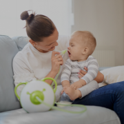 Un bambino e sua madre con l'aspiratore nasale elettrico innovativo Nosiboo Pro